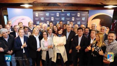 CFK se sum� a la cumbre del PJ, en un claro gesto para la construcci�n de un amplio frente opositor
