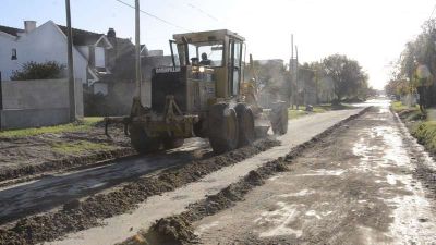 Todas las m�quinas motoniveladoras de la comuna a disposici�n del arreglo de calles 