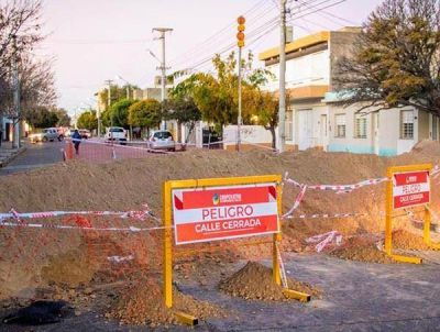 Cooperativa El�ctrica repara una ca�er�a troncal del sistema de cloacas en Trelew