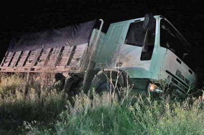 Un cami�n se qued� sin frenos y termin� dentro de una zanja