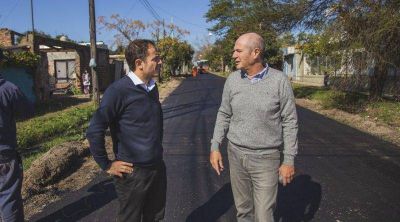 Abella recorri� la obra de reasfaltado del barrio Lubo