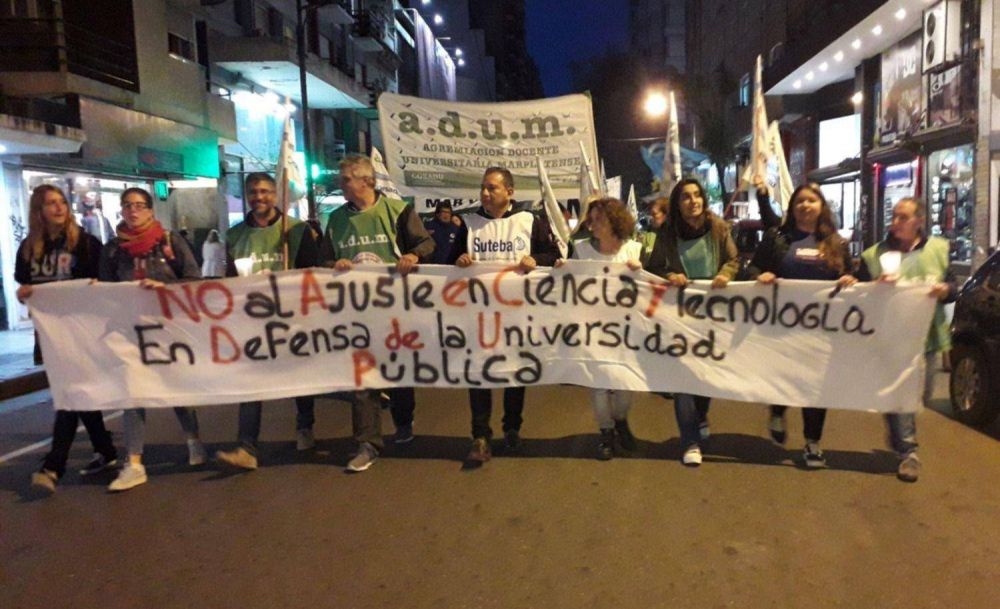 Docentes universitarios marcharon en Mar del Plata por una mejora salarial