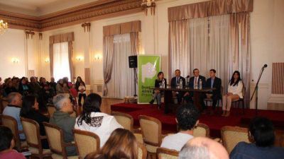 Etchevarren, intendente de Dolores, entreg� y firm� escrituras