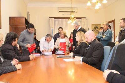 Personer�a Jur�dica: L�pez encabez� una nueva jornada de entrega de documentaci�n 