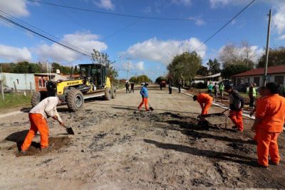 MAR DE AJ�: Avanzan los trabajos del Plan Integral de Asfalto y colocaci�n de luminaria LED