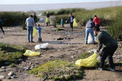 Se realiz� una nueva jornada de limpieza del r�o en San Isidro