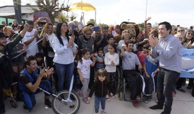 Nardini inaugur� la calle Congresales en Villa de Mayo