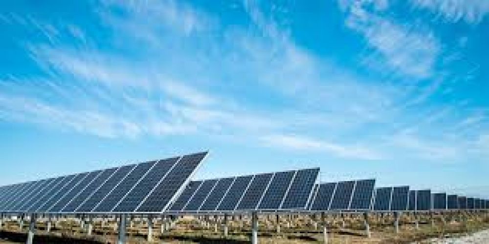 Aprueban licitaciones para adquirir equipos fotovoltaicos y solares