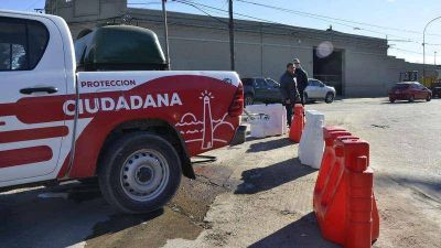 Colocan barreras de seguridad en las rotondas por las que trasladan componentes de aerogeneradores 