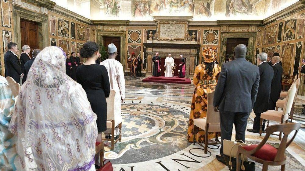 El Papa a nuevos Embajadores: Dilogo fraterno, camino hacia la paz