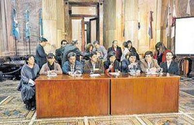 Denuncian que en Santa Cruz "el Estado controla los medios"