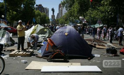 CiudadAcampe frente al Municipio: manifestantes denuncian un 