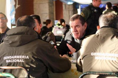 Precandidato a Intendente particip� del izamiento de la bandera junto a los gendarmes