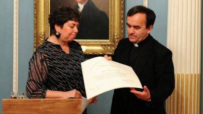 El sacerdote que le pone rostros al genocidio, desde los nazis hasta el ISIS