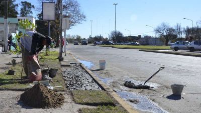 Contin�an diariamente los trabajos de bacheo en Quequ�n y Necochea 