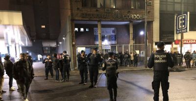 Con una patota y la polic�a, la UTA C�rdoba recuper� la sede del gremio