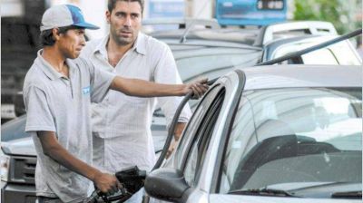Pese a postergaci�n de impuesto, petroleras aumentan sus combustibles