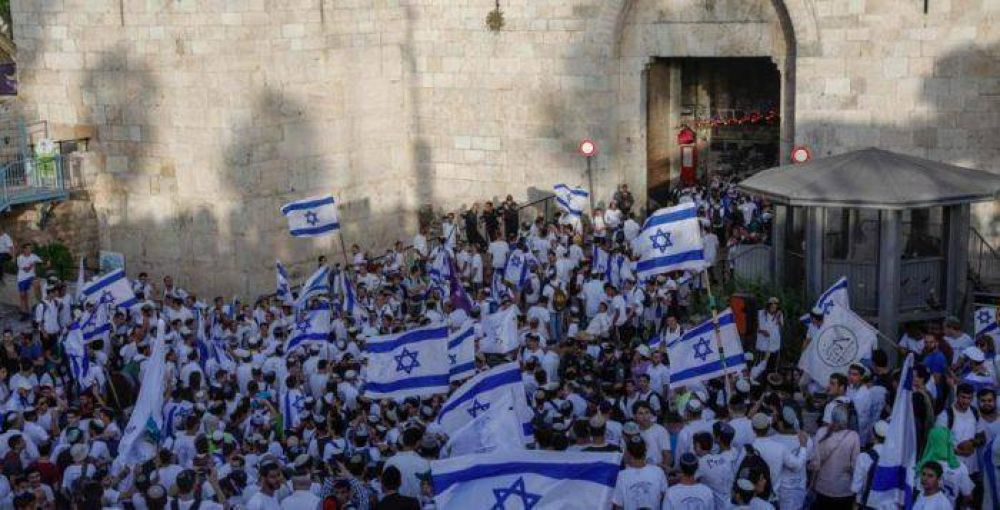 Miles de jvenes israeles, marcharon con banderas por la ciudad celebrando el Da de Jerusaln