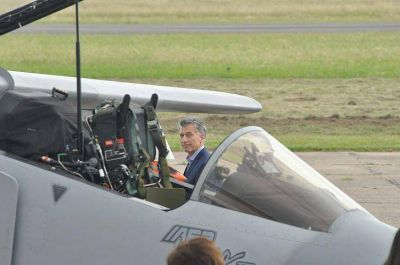 Mauricio Macri recorre una central nuclear e inaugura una planta de aerogeneradores