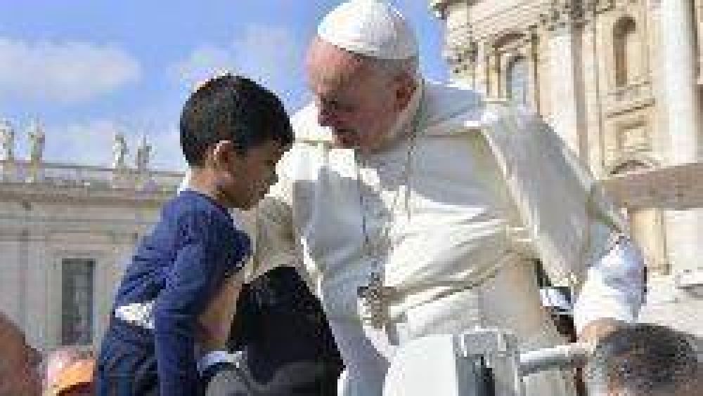 El Papa invita a orar un minuto por la paz y a celebrar Pentecosts