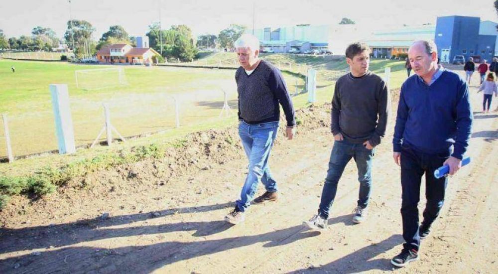 Kicillof recorre la provincia mientras Mximo Kirchner negocia con Massa