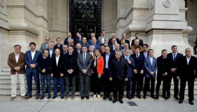 Axion rompi� la grieta: los intendentes fueron a la Corte