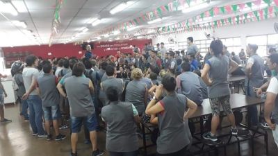 El derrumbe no cesa y la f�brica de zapatillas DASS despidi� otros 60 empleados