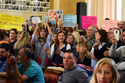 Docentes municipales paran y se movilizan por el conflicto de las bonificaciones