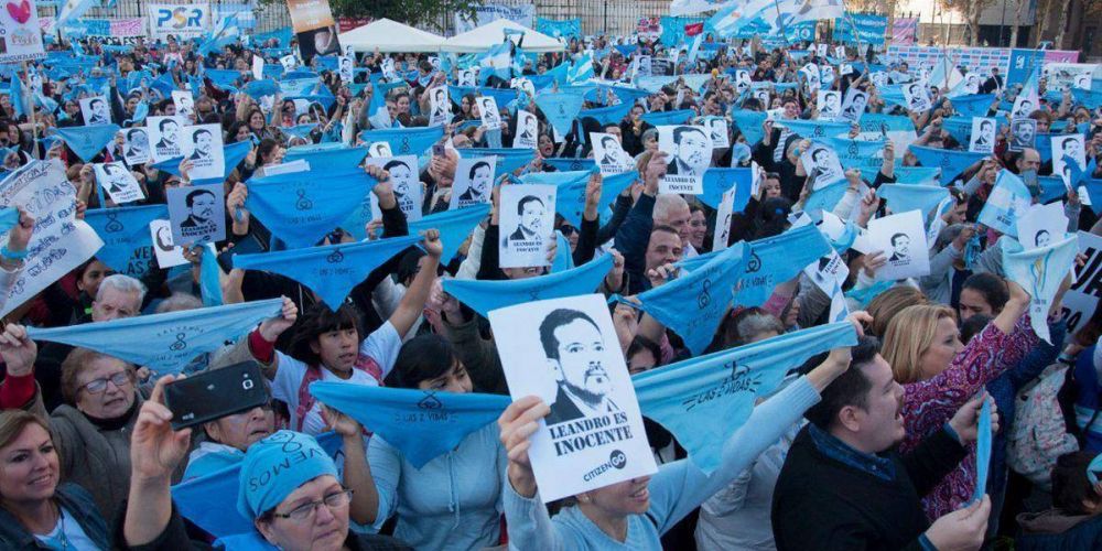 Argentina: Marchas a favor del mdico condenado por salvar las dos vidas