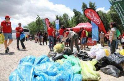 Los empleados de Coca-Cola limpian diversos entornos naturales