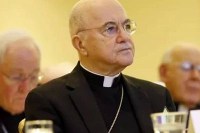Un pol�mico exnuncio reiter� su acusaci�n contra el Papa por supuesto encubrimiento