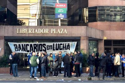 El Banco Cetelem deja 40 empleados en la calle y se convierte en el primer banco de la era Macri de abandonar la Argentina