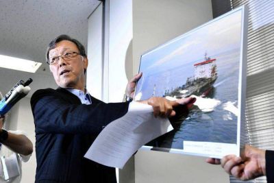 El propietario del petrolero japones atacado asegura que fue golpeado por un misil y no una mina