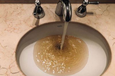 �Por qu� sale el agua turbia cuando se restablece? La explicaci�n de AySA