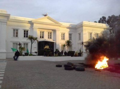 UOCRA protesta en YPF por desvinculaci�n de trabajadores