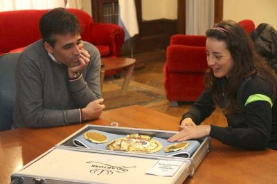 L�pez recibi� a �Jota� Guanini tras la exitosa primera defensa del t�tulo del Mundo 