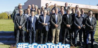 Tensi�n entre La C�mpora, el massismo y los intendentes por los lugares en las listas de la Provincia