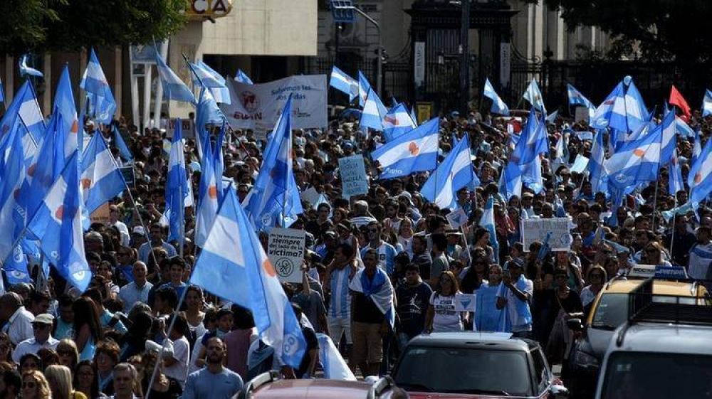Pol�ticos dalt�nicos: Granata, un libro y un video les recuerdan que tambi�n hubo una ola celeste