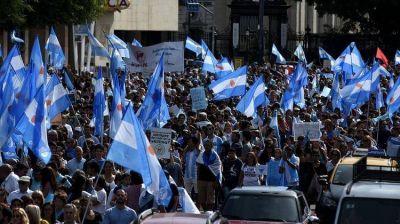 Pol�ticos dalt�nicos: Granata, un libro y un video les recuerdan que tambi�n hubo una ola celeste