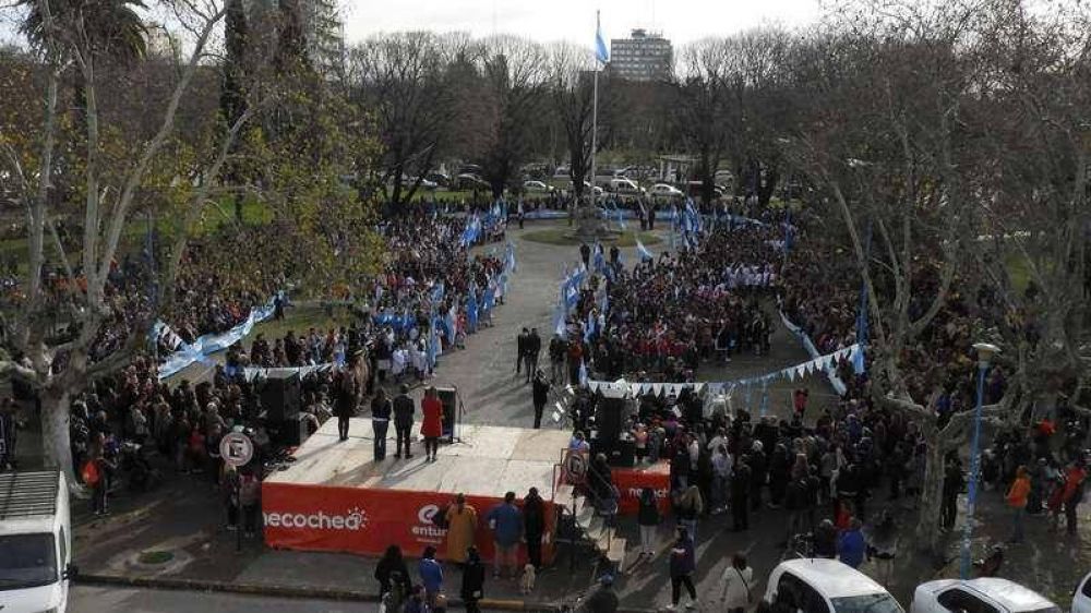 Cientos de alumnos de 4 ao honraron el legado de Belgrano con la promesa a la bandera 