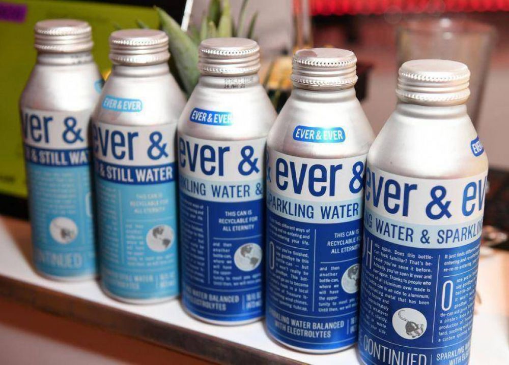 Agua enlatada, la nueva idea para mitigar el impacto de las botellas plsticas