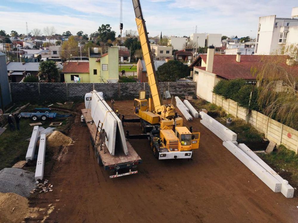 El municipio inici� los trabajos de montaje de la estructura del complejo de piletas cubiertas