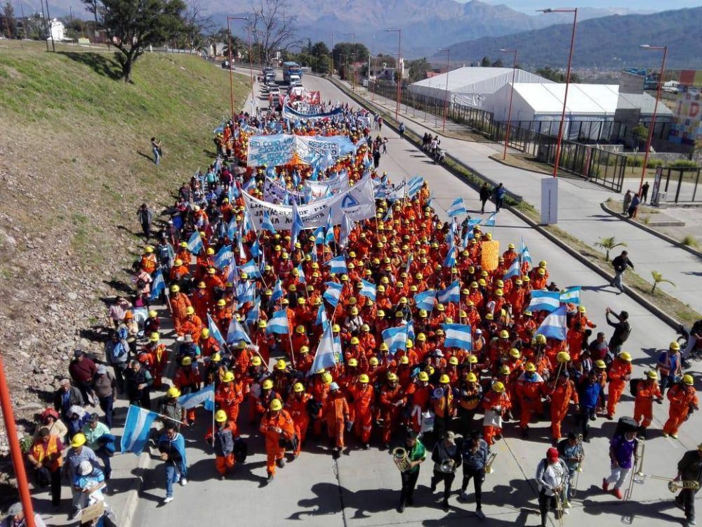 Multitudinaria marcha de obreros de Minera El Aguilar en reclamo de seguridad laboral