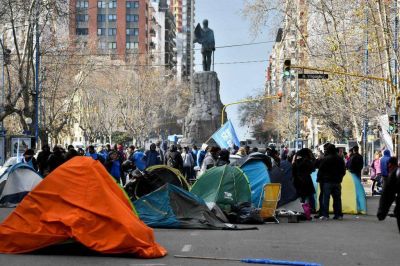 Sin respuesta del Ejecutivo, sigue el acampe de organizaciones sociales