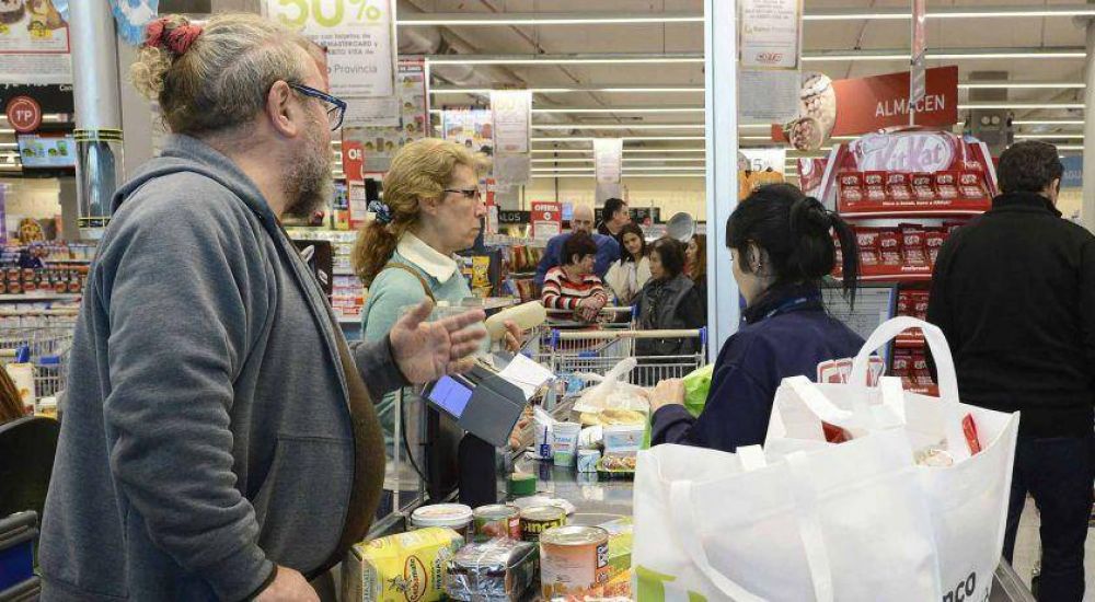 Las ventas en los supermercados cayeron 12,6% en abril