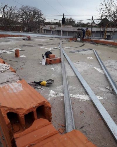 Contin�an los trabajos en el techo de la Delegaci�n de Quequ�n