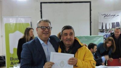 El intendente Bordoni entreg� escrituras