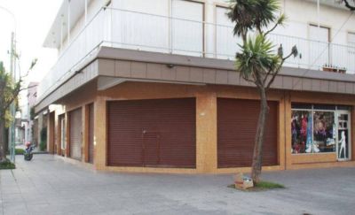 Comerciantes de avenida Libertad, con miedo a los robos: uno cerr� y otro atiende con la persiana baja