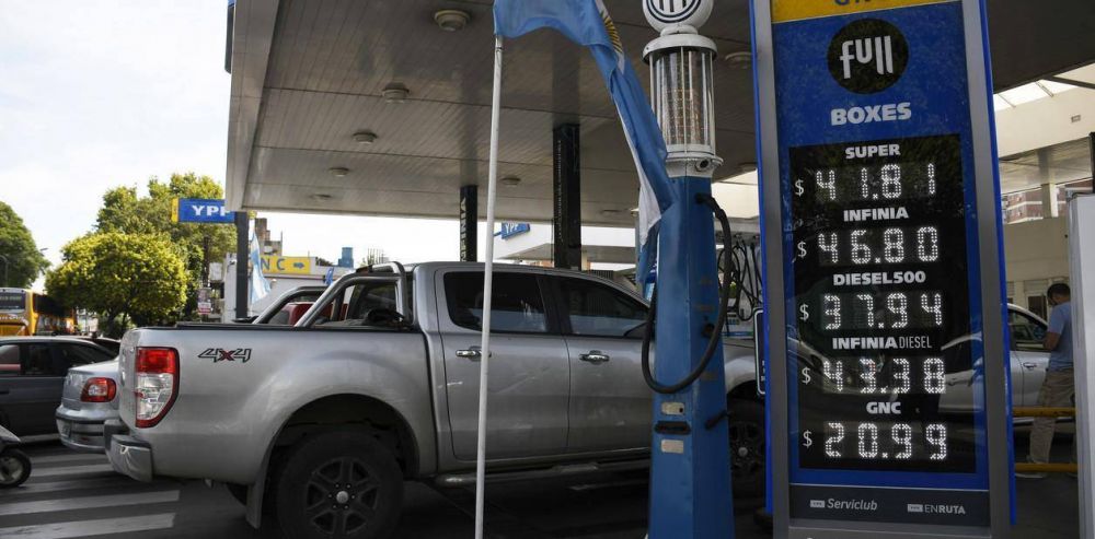 El Gobierno posterga parte de una suba de un impuesto para que no aumenten los combustibles
