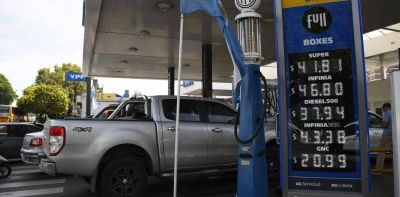El Gobierno posterga parte de una suba de un impuesto para que no aumenten los combustibles